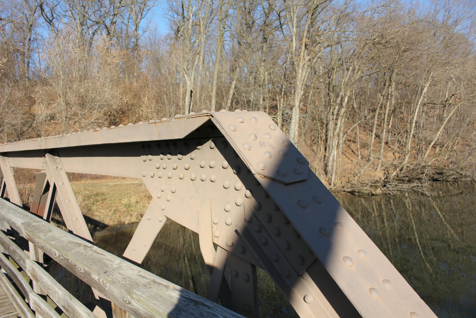 Upper angle connection, pony truss span